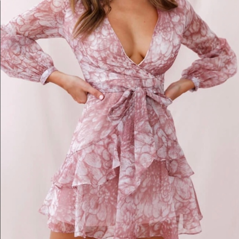 Nude and blush party dress. Brand: Selfie Leslie.